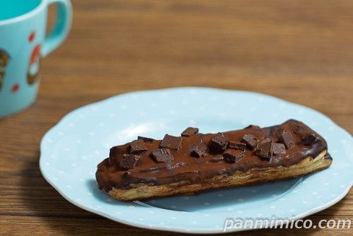 セブンの「濃厚トリプルショコラデニッシュ」斜めから撮った写真