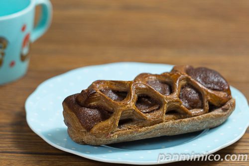 ファミマ「ピエール マルコリーニ監修　ショコラデニッシュラズベリー」斜めから撮った写真