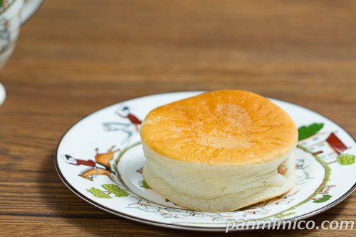 セブンの「回転焼き風あんぱん　マーガリン入り」斜めから撮った写真