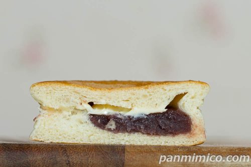 セブンの「回転焼き風あんぱん　マーガリン入り」断面の写真