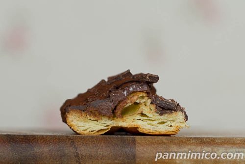 セブンの「濃厚トリプルショコラデニッシュ」断面の写真