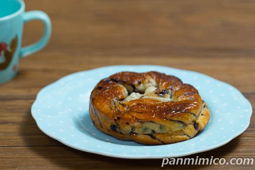 【ヤマザキ】の「チョコのクイニーアマン（チョコクリーム）」斜めから撮った写真