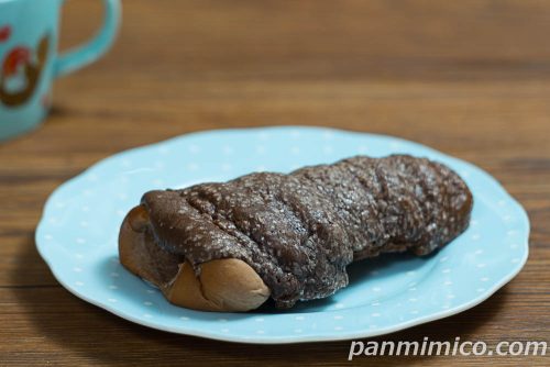 ヤマザキの新作「チョコメロネ（チョコホイップ）」斜めから撮った写真