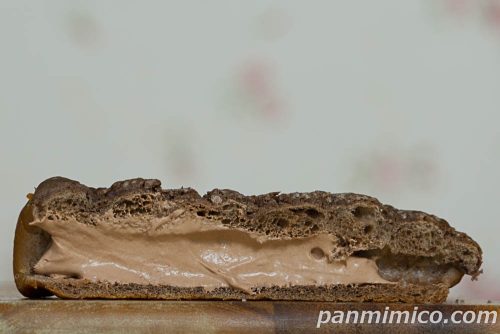 ヤマザキの新作「チョコメロネ（チョコホイップ）」断面の写真