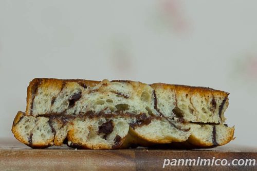 【ヤマザキ】の「チョコのクイニーアマン（チョコクリーム）」断面の写真