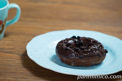 【ヤマザキ】の「ショコラドーナツ（チョコクリーム）」斜めから撮った写真
