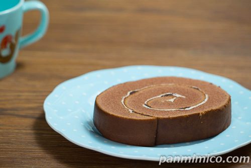 【ヤマザキ】「チョコ＆ヘーゼルナッツロール」斜めから撮った写真