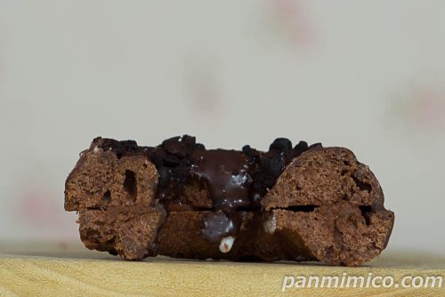 【ヤマザキ】の「ショコラドーナツ（チョコクリーム）」断面の写真