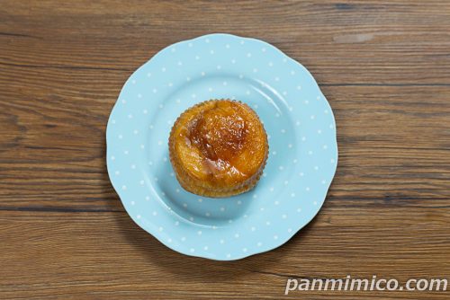ファミマ関西限定「たっぷりクリームのクレームブリュレパン」上から撮った写真