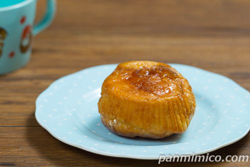 ファミマ関西限定「たっぷりクリームのクレームブリュレパン」斜めから撮った写真