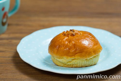 「生ブリオッシュ　こく旨ミルク＆カスタードュ」ローソン斜めから撮った写真