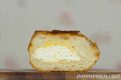 ファミマ関西限定「たっぷりクリームのクレームブリュレパン」断面の写真