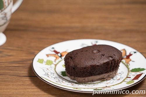 「ベルギーチョコ蒸しケーキのとろけるプリン」ヤマザキ斜めから撮った写真