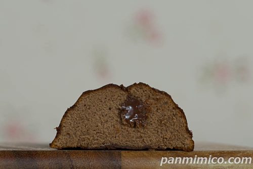 チョコケーキ（フローラルブーケ）【フジパン】断面の写真