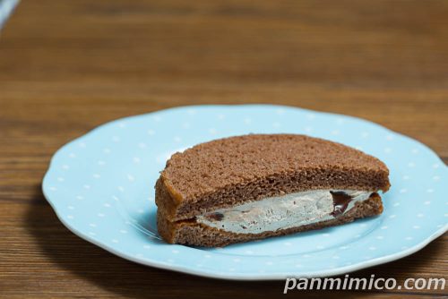 ヤマザキ新作「ふわふわケーキ（チョコクリーム＆チョコホイップ）」斜めから撮った写真