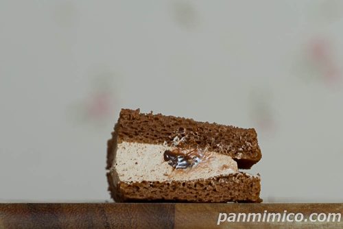 ヤマザキ新作「ふわふわケーキ（チョコクリーム＆チョコホイップ）」断面の写真