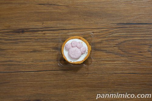 【ファミリ~にゃ~ト大作戦!】肉球タルト(いちご&チョコ)【ファミリーマート】上から撮った写真