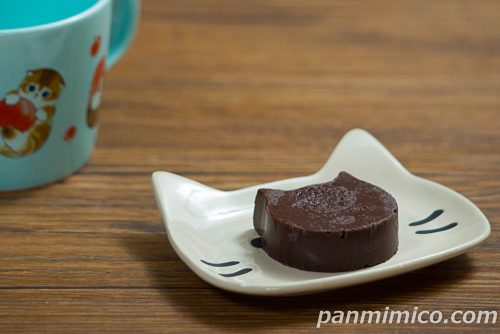 【ファミリ～にゃ～ト大作戦！】にゃんともおいしい くろねこテリーヌショコラ【ファミリーマート】斜めから撮った写真