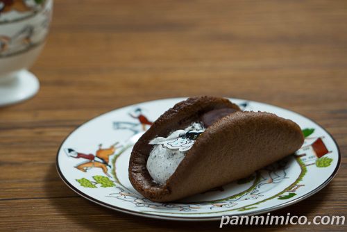 クロネコのオムレット【ファミリーマート】斜めから撮った写真