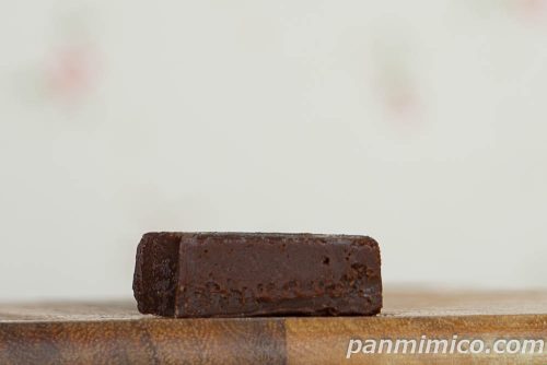 【ファミリ～にゃ～ト大作戦！】にゃんともおいしい くろねこテリーヌショコラ【ファミリーマート】断面の写真