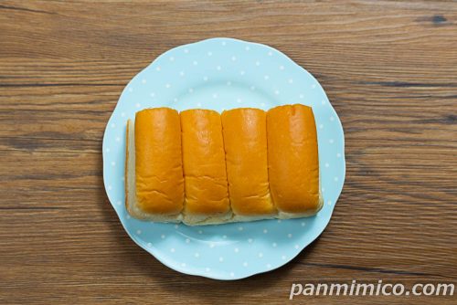 ローソン×明治「牛乳入りパン　ホイップクリーム」上から撮った写真