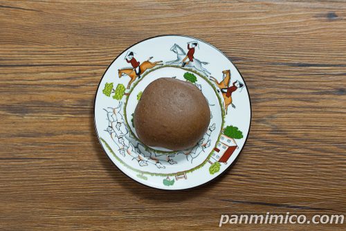 ローソン新作「クリームたっぷり！　ふわもち冷やしクリームパン　ダブルチョコ」上から撮った写真