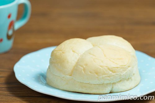 ローソン×明治コラボパン「白いちぎりパン コーヒー入りホイップ」斜めから撮った写真