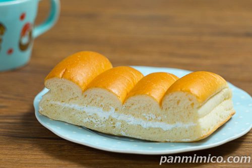 ローソン×明治「牛乳入りパン　ホイップクリーム」斜めから撮った写真