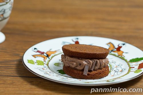 セブン「チョコブラウニーサンド　パキチョコ」斜めから撮った写真