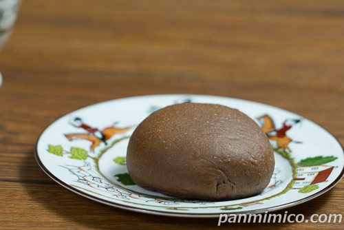 ローソン新作「クリームたっぷり！　ふわもち冷やしクリームパン　ダブルチョコ」斜めから撮った写真