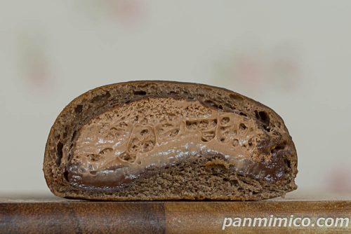 ローソン新作「クリームたっぷり！　ふわもち冷やしクリームパン　ダブルチョコ」断面の写真