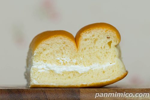 ローソン×明治「牛乳入りパン　ホイップクリーム」断面の写真