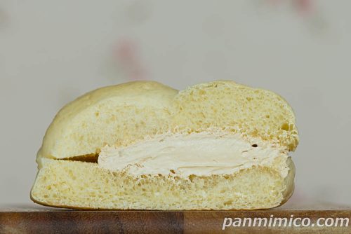 ローソン×明治コラボパン「白いちぎりパン コーヒー入りホイップ」断面の写真