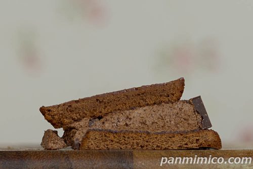 セブン「チョコブラウニーサンド　パキチョコ」断面の写真