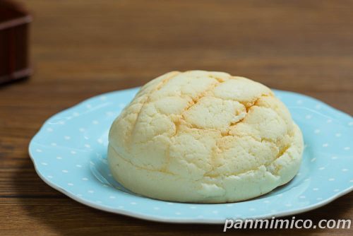 フジパン「沼るメロンパン」斜めから撮った写真
