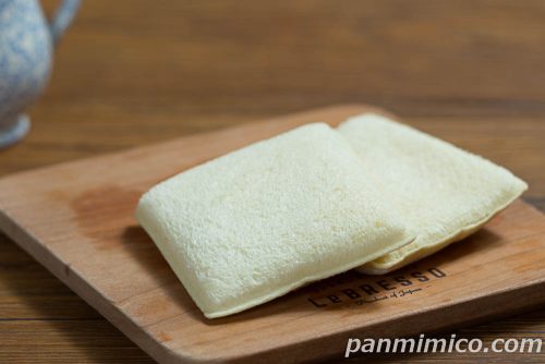 ヤマザキ「贅沢ランチパック（まるでりんごタルト）」斜めから撮った写真