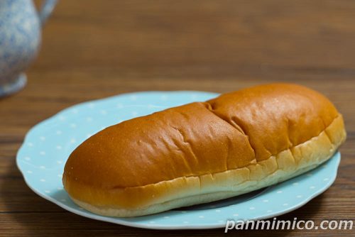 牛乳仕込みのコッペパン（ミルクホイップ）【ヤマザキ】斜めから撮った写真