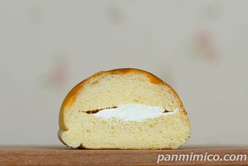 牛乳仕込みのコッペパン（ミルクホイップ）【ヤマザキ】断面の写真