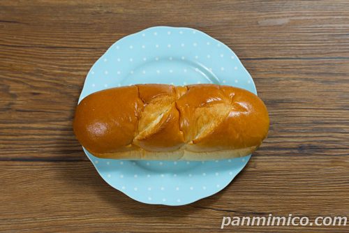 ローソン×ノラネコぐんだんのコラボパン「ノラネコぐんだん　おおきなコッペ　カスタード＆ホイップ」上から撮った写真