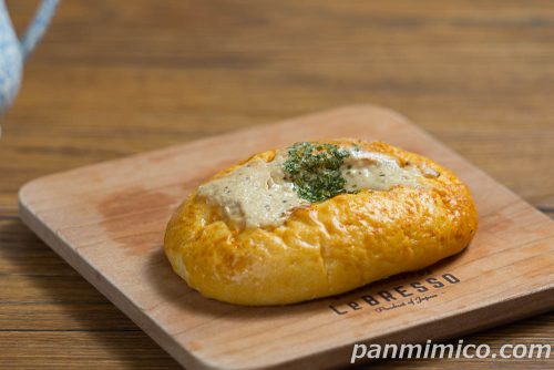 セブンの「ねこも目がにゃい　ツニャのパン」斜めから撮った写真