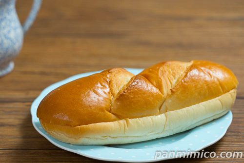 ローソン×ノラネコぐんだんのコラボパン「ノラネコぐんだん　おおきなコッペ　カスタード＆ホイップ」斜めから撮った写真