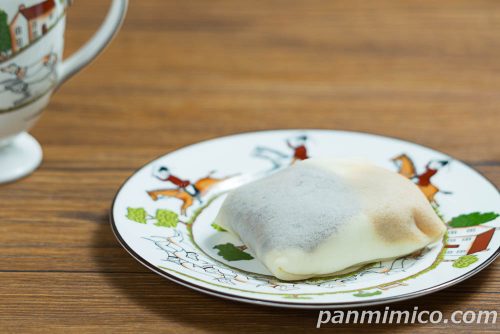 セブンイレブン「三毛猫 もちもちクレープ」斜めから撮った写真