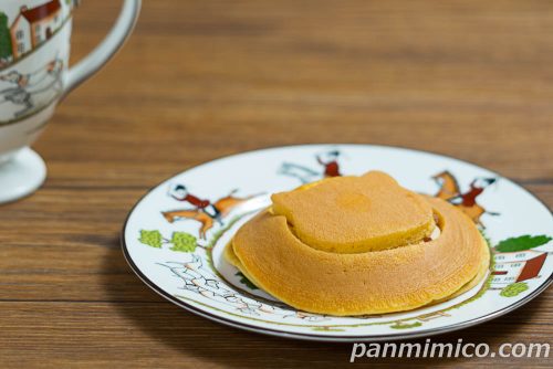 セブンイレブン「にゃまどら ミルクキャラメル」斜めから撮った写真