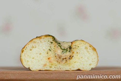 セブンの「ねこも目がにゃい　ツニャのパン」断面の写真