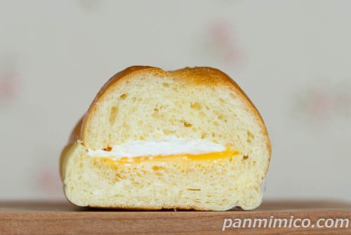 ローソン×ノラネコぐんだんのコラボパン「ノラネコぐんだん　おおきなコッペ　カスタード＆ホイップ」断面の写真