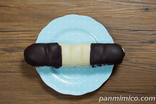 「ねこのしっぽみたいなパン　ホイップクリーム」セブンイレブン上から撮った写真