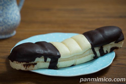 「ねこのしっぽみたいなパン　ホイップクリーム」セブンイレブン斜めから撮った写真