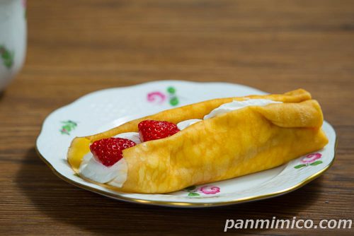 「いちごのクレープ」ファミリーマート斜めから撮った写真