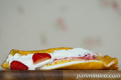 「いちごのクレープ」ファミリーマート断面の写真