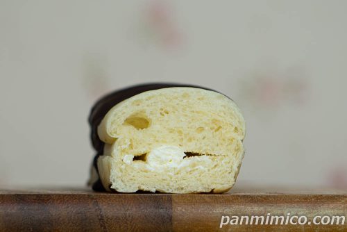 「ねこのしっぽみたいなパン　ホイップクリーム」セブンイレブン断面の写真